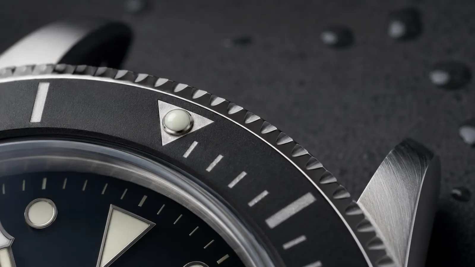 Dive watch rotating bezel macro with lume pip